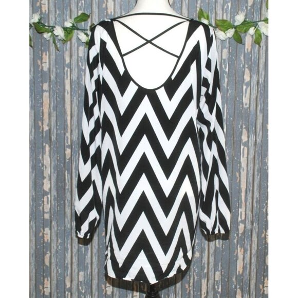 Studio Y Ladies Blouse M Black & White Chevron Open Back HI-Low Long Sleeve - Picture 5 of 8